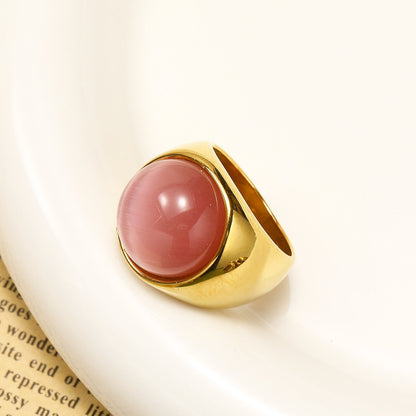 Goldener Ring mit rundem rosa Stein, elegantes Schmuckdesign, luxuriöses Accessoire.
