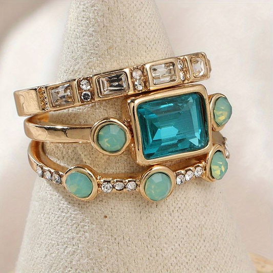 Goldene Ringe mit blauem und klarem Schmuckstein, elegantes Design, Damenmode-Schmuck.