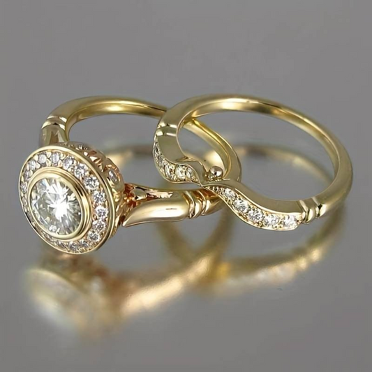 Zwei goldene Verlobungsringe mit Diamanten, elegantes Design, luxuriöser Schmuck.