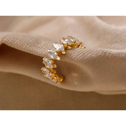 Goldener Ring mit klaren Zirkonia-Steinen, elegantes Schmuckdesign, luxuriöses Accessoire.