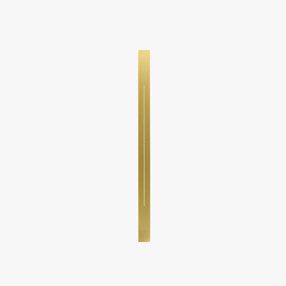 Goldenes Metallband, schmal, minimalistisch, vertikal, auf weißem Hintergrund.