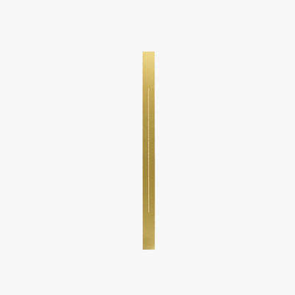 Goldenes Metallband, schmal, minimalistisch, vertikal, auf weißem Hintergrund.