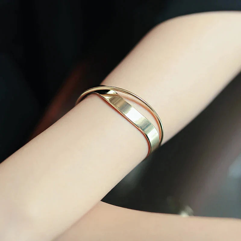 Goldenes Armreif-Set, minimalistisches Design, eleganter Schmuck für Damen, modisch und stilvoll.