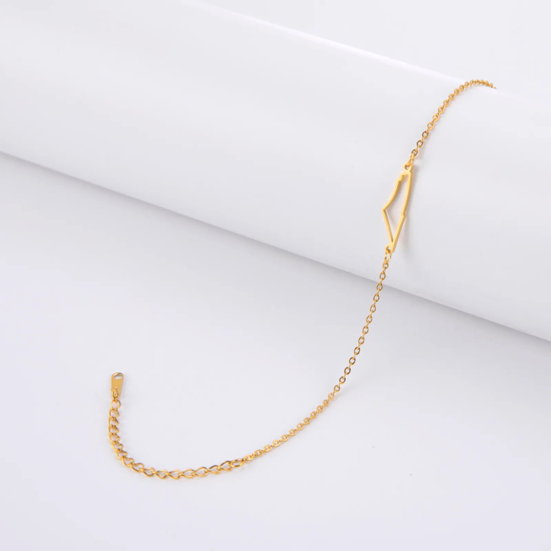 Goldenes Armband mit geometrischem Anhänger, filigrane Kette, eleganter Schmuck für Damen.