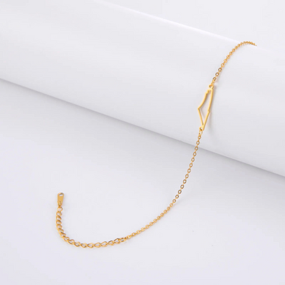 Goldenes Armband mit geometrischem Anhänger, filigrane Kette, eleganter Schmuck für Damen.