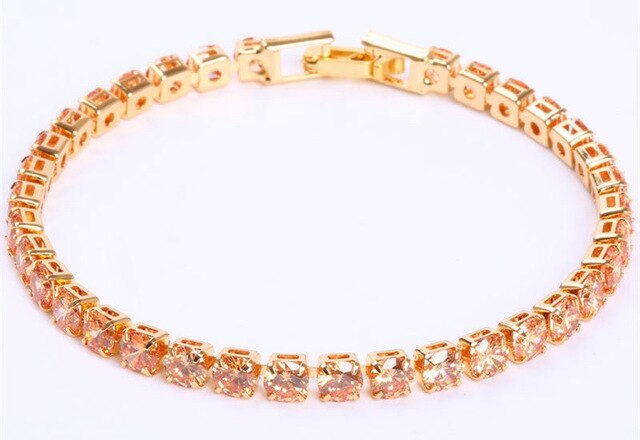 Goldenes Armband mit quadratischen Zirkonia-Steinen, eleganter Schmuck für Damen.