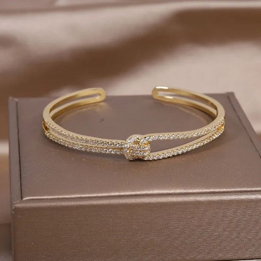 Goldenes Armreif mit Strasssteinen, elegantes Schmuckstück, Geschenkidee für Frauen.