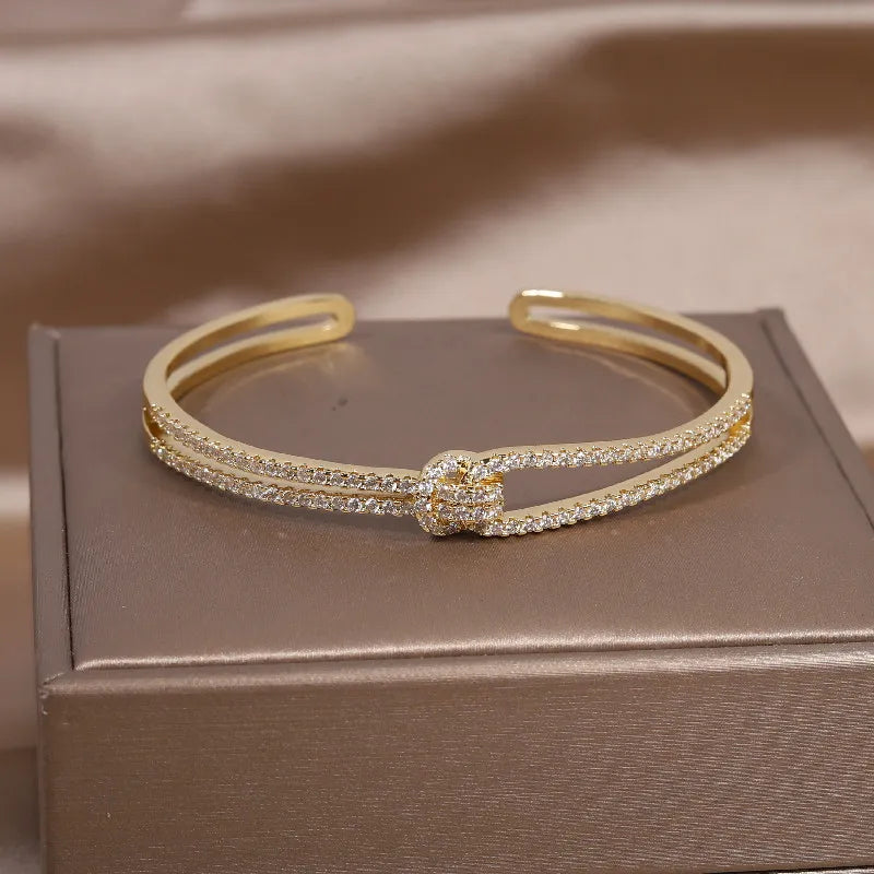 Goldenes Armband mit Strasssteinen, elegantes Design, Schmuck für Damen, Geschenkidee.