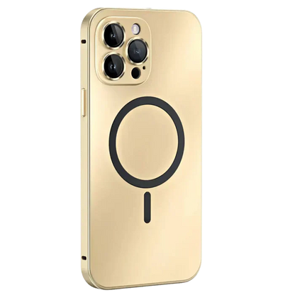 Goldenes iPhone mit MagSafe, dreifache Kamera, modernes Smartphone-Design, Rückansicht.