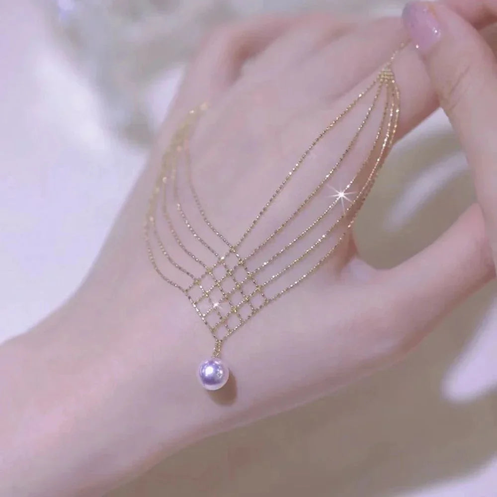 Goldene Halskette mit Perlenanhänger, elegantes Schmuckdesign, zarte Ketten, Damenaccessoire.