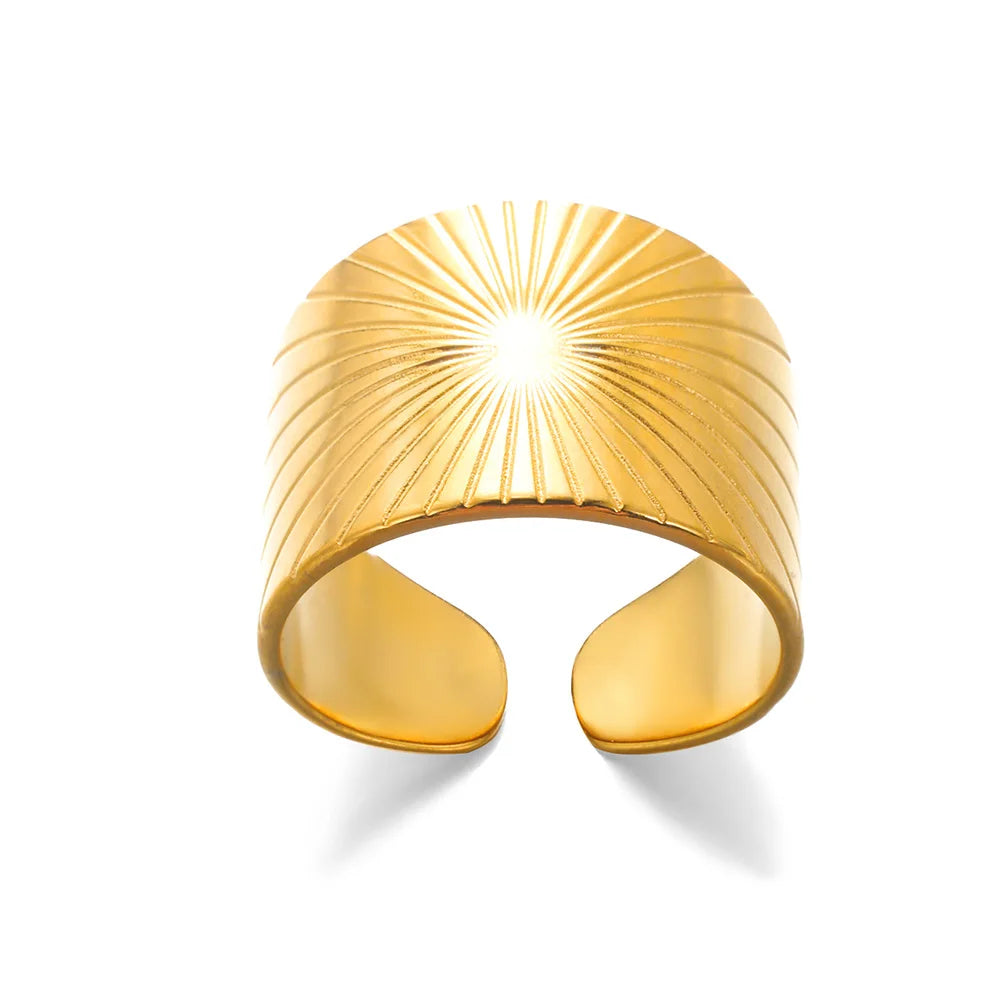 Goldener Armreif mit Sonnenstrahl-Design, breites Band, eleganter Schmuck, modisches Accessoire.