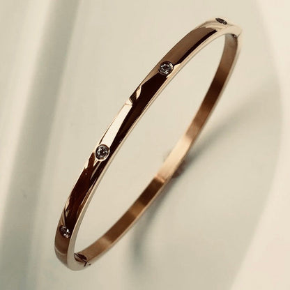 Goldenes Edelstahl-Armband mit Zirkon, wasserdicht, luxuriöses Design für Damen.