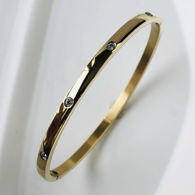 Goldener Edelstahl-Armreif mit Zirkon, wasserdicht, luxuriöses Design für Damen.