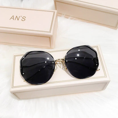 Schwarze Designer-Sonnenbrille mit goldenen Details auf weißem Hintergrund, luxuriöses Accessoire.