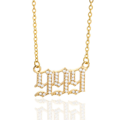 Goldene Halskette mit diamantbesetztem Anhänger, stilvoller Schmuck, modisches Accessoire.