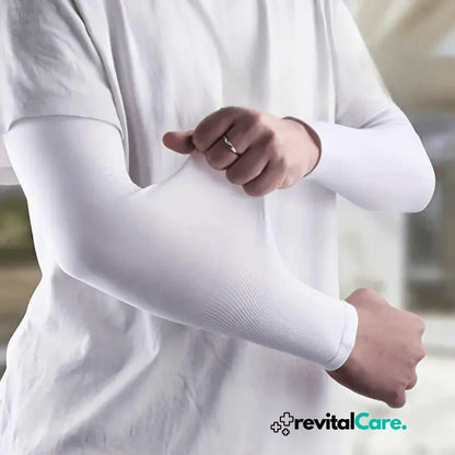 Mann in weißem Kompressionsshirt, zeigt Armbewegung, Fitnessbekleidung, RevitalCare.
