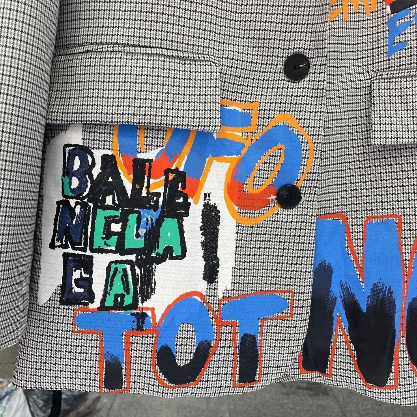 Graues kariertes Sakko mit buntem Graffiti-Design, Balenciaga-Logo, Herrenmode.