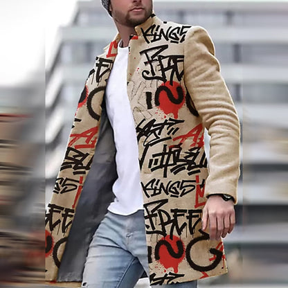 Mann in beigem Graffiti-Mantel, rotes Herzmotiv, urbaner Stil, modisch, modern.
