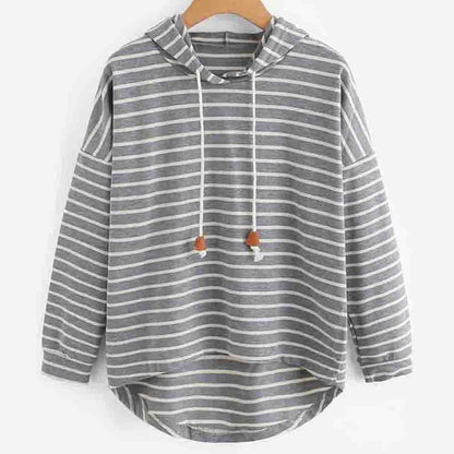 Grauer gestreifter Kapuzenpullover aus Baumwolle, lässig, langärmelig, mit Kordelzug.