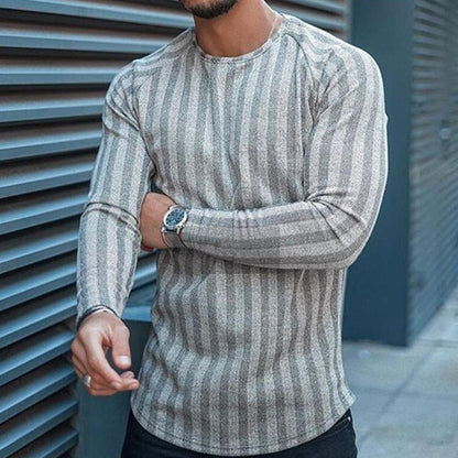 Mann trägt gestreiftes Langarmshirt, grau, Baumwolle, modisch, urbaner Stil, Herrenmode.