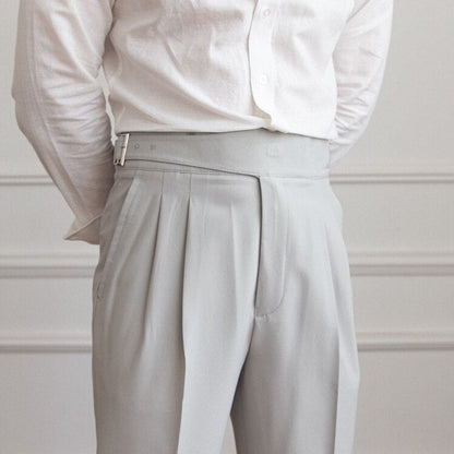 Elegante graue Anzughose für Herren, hohe Taille, aus Baumwolle, klassischer Stil.