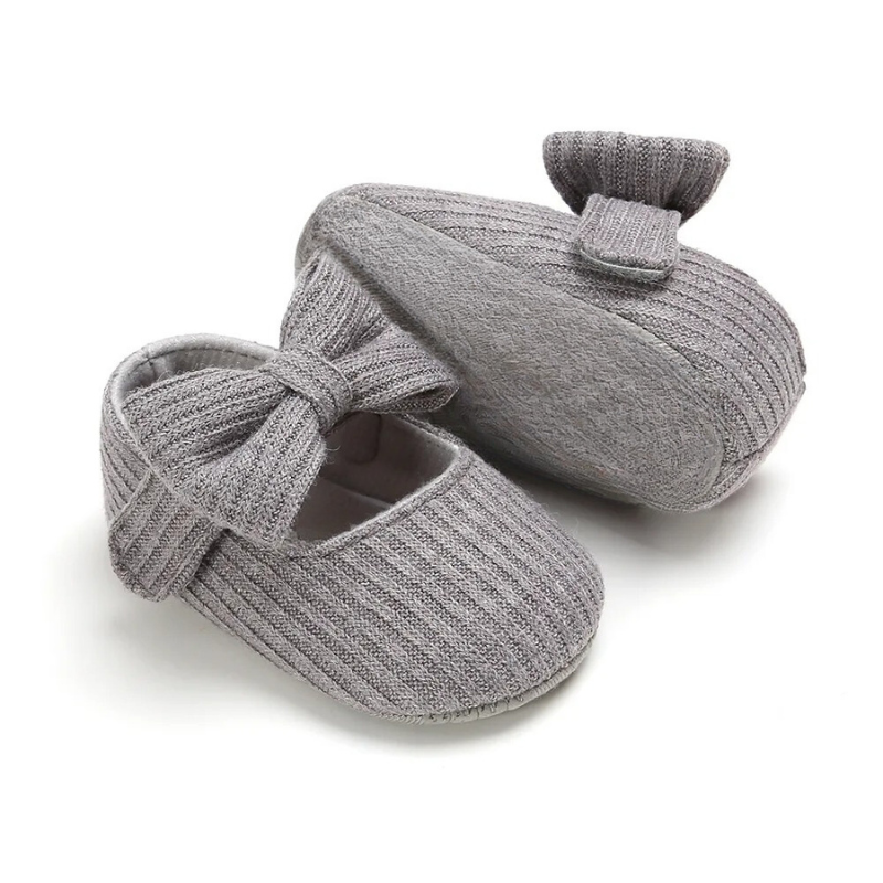 Graue Babystrickschuhe mit Schleife, rutschfest, weiches Material, modisch, bequem.
