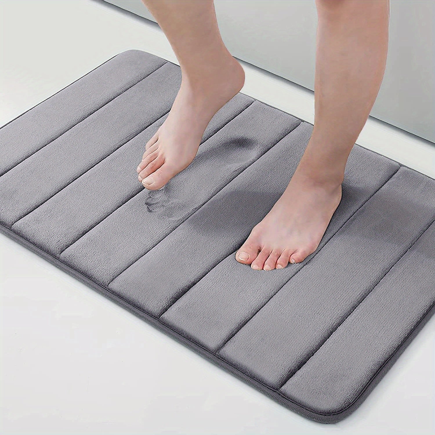 Graue Badematte aus Memory-Schaum, rutschfest, saugfähig, weiche Oberfläche, Badezimmer.