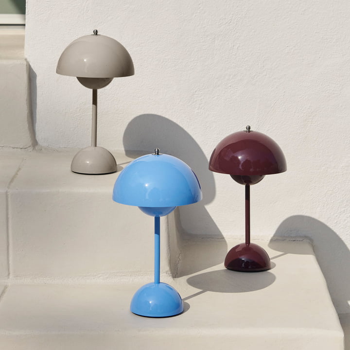 Drei bunte Tischlampen: grau, blau, weinrot, modern, Metall, auf Treppe im Freien.