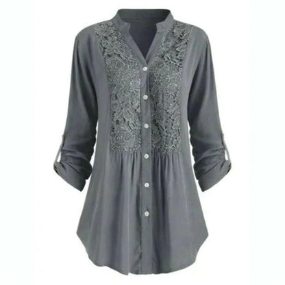 Graue Damenbluse mit Spitzenbesatz, Knopfleiste, langen Ärmeln, elegant, modisch.