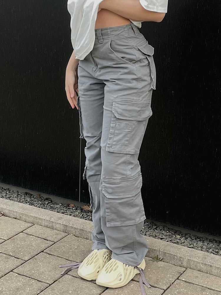 Graue Cargo-Hose Damen, lässig, mit Seitentaschen, modisch, urbaner Stil.
