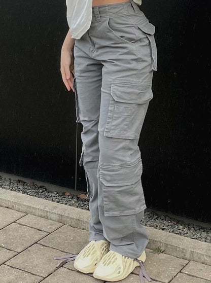 Graue Cargohose Damen, lässig, mit Taschen, Streetwear, modisch, bequem, urbaner Stil.