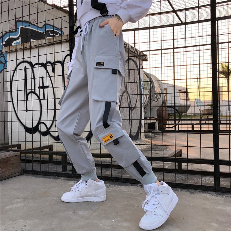 Graue Cargo-Hose mit Taschen, Streetwear, Herrenmode, lässig, urbaner Stil, Outdoor-Bekleidung.
