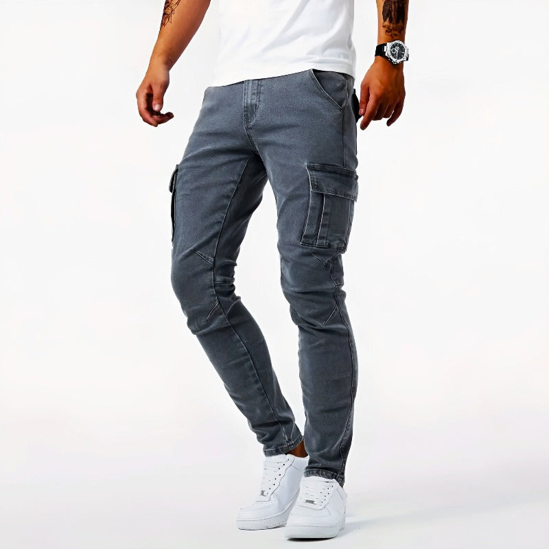 Graue Cargo-Jeans für Herren, schlank geschnitten, mit Taschen, modisch, bequem.