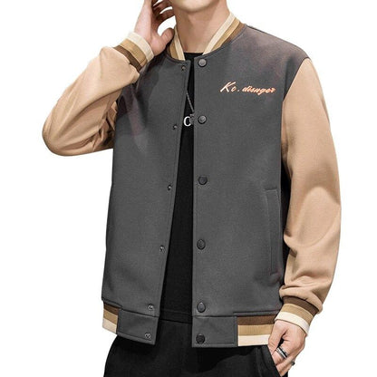 Graue Herren-Collegejacke mit beigen Ärmeln, gesticktem Schriftzug, modisch, lässig.