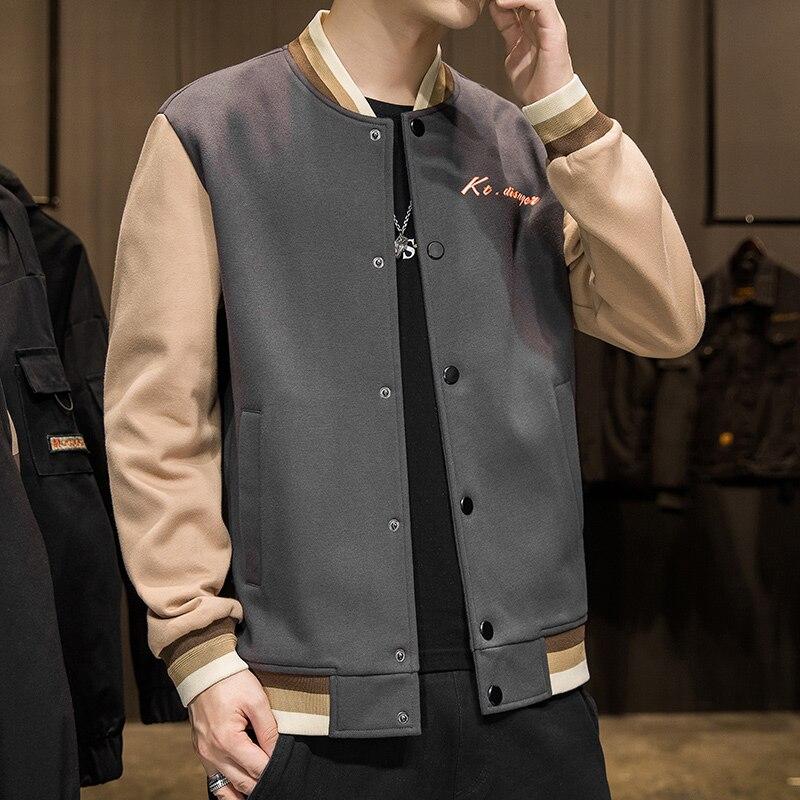 Graue und beige Herren-Collegejacke, Knopfleiste, lässiger Stil, modische Oberbekleidung.