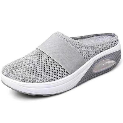 Graue Damen-Wedge-Sandale, orthopädisch, offen, rutschfest, Leder, Vintage-Stil.
