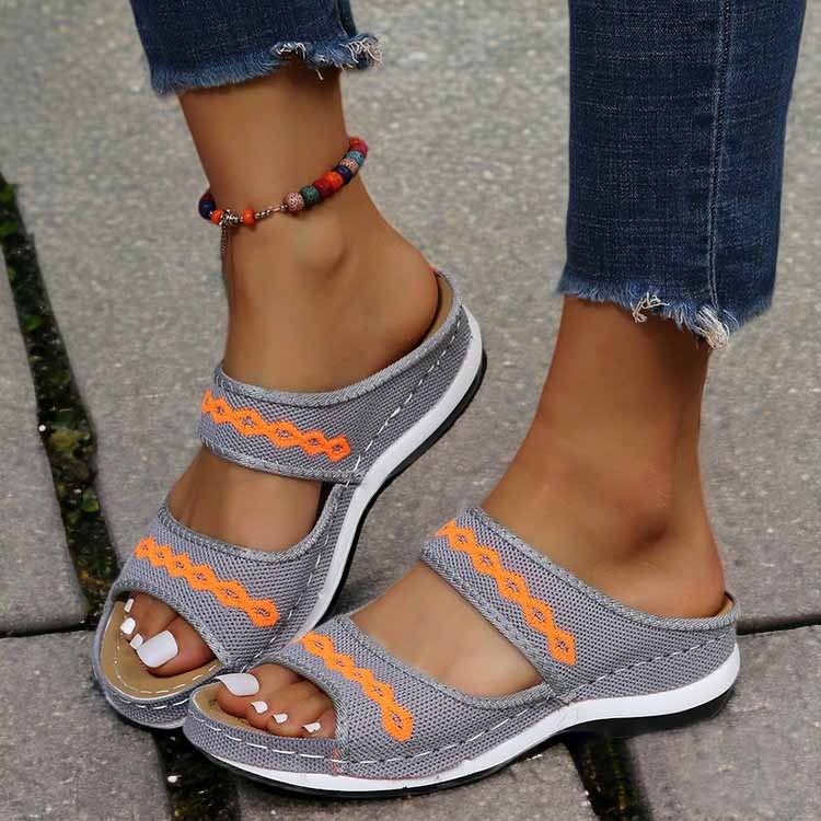 Graue Damen-Sandalen mit orangefarbenen Details, bequem, modisch, ideal für Sommer.