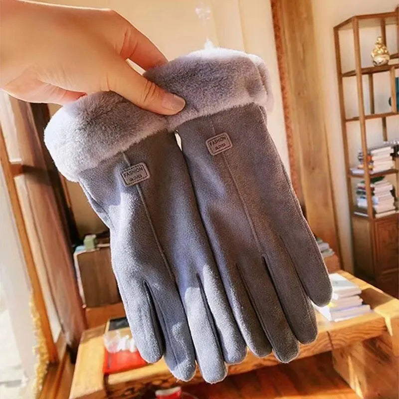 Graue Damenhandschuhe aus Wildleder mit Fellfutter, warm, elegant, Wintermode.