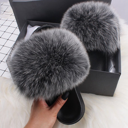 Graue flauschige Pelzhausschuhe in schwarzer Box, Damenmode, gemütliche Pantoffeln.