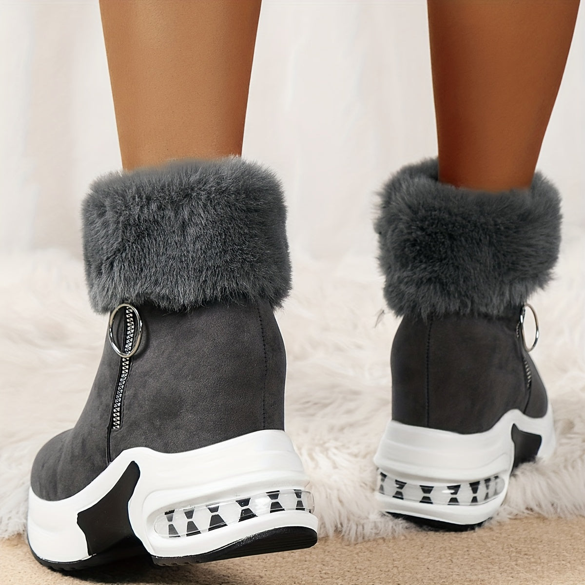Graue Damen-Sneaker-Stiefeletten mit Fellbesatz und Reißverschluss, modisch und bequem.