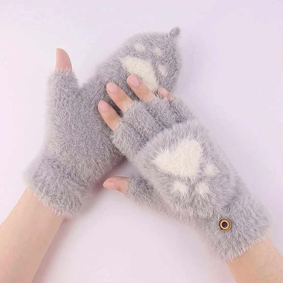Graue flauschige Fäustlinge mit Herzmuster, Damenhandschuhe, Winteraccessoire.