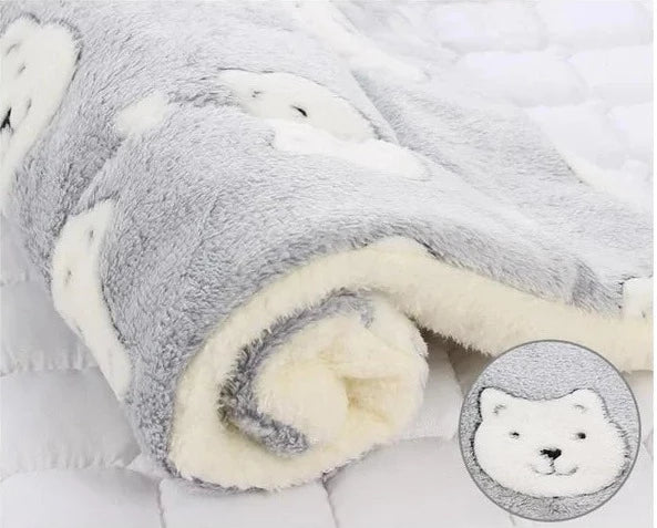 Graue Kuscheldecke mit Bärenmotiv, weich, flauschig, ideal für Kinderzimmer, 100% Polyester.