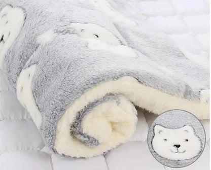 Graue Kuscheldecke mit Bärenmotiv, weich, flauschig, ideal für Kinderzimmer, 100% Polyester.