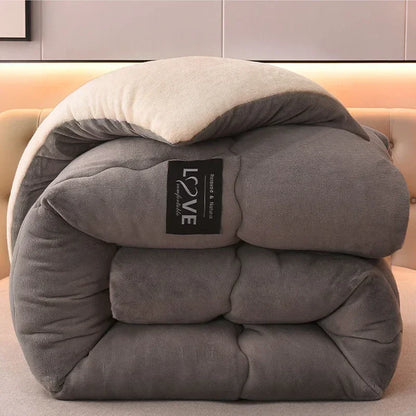 Graue, gefaltete Mikrofaser-Bettdecke auf Sofa, weiche Textur, modernes Design.