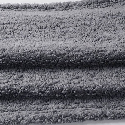 Graue, flauschige Decke aus Fleece, ideal für gemütliche Abende, weiche Textur, warm.
