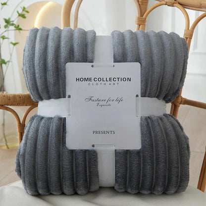 Graue, gerippte Fleecedecke auf Stuhl, Home Collection, weich, gemütlich, Wohnzimmer-Dekoration.