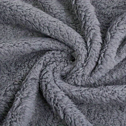 Grauer Plüschstoff, weiche Textur, ideal für Decken und Kissen, gemütlich und warm.