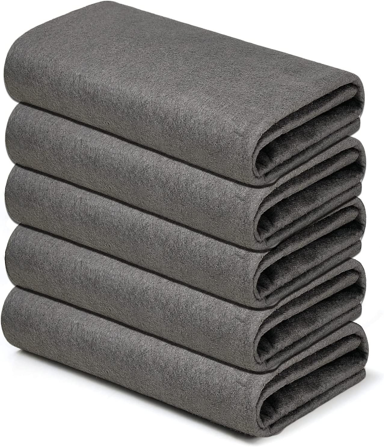 Graue Fleece-Decken gestapelt, weich, warm, ideal für Sofa oder Bett, gemütliche Heimtextilien.