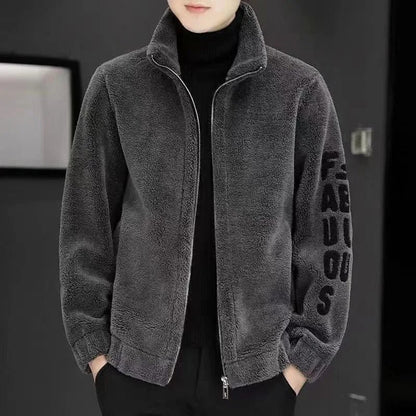 Graue Herren-Fleecejacke mit Reißverschluss, schwarzem Schriftzug, warm und modisch.