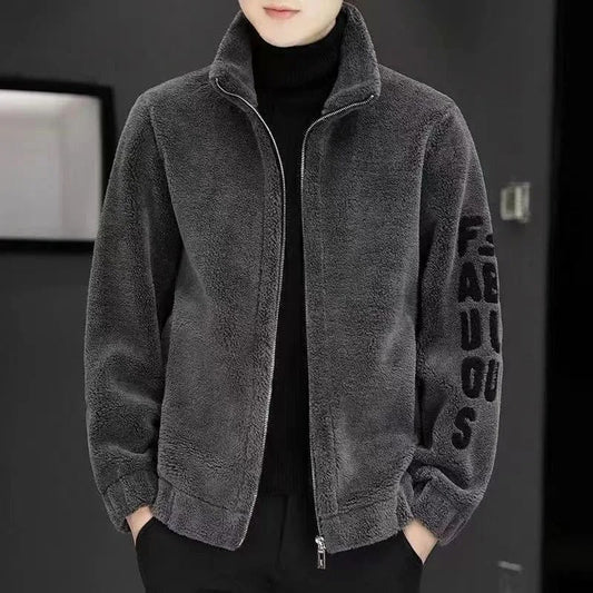 Graue Herren-Fleecejacke mit Reißverschluss, schwarzem Schriftzug, warm und modisch.